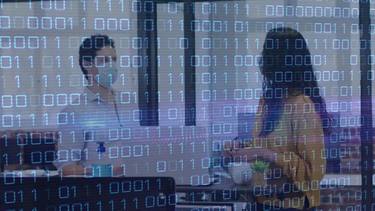 animación de códigos binarios en bucle sobre diversos compañeros de trabajo que usan máscaras discutiendo informes