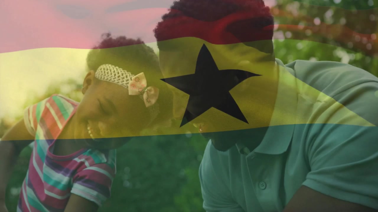 Padre e figlia che giocano in giardino, mostrando un design di marketing con una bandiera del Ghana trasparente.