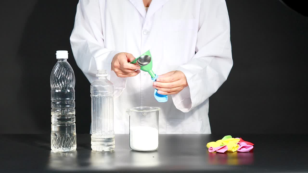 una persona con una bata de laboratorio lleva a cabo una reacción química usando vinagre y bicarbonato de sodio para inflar un globo