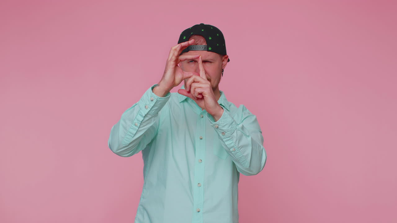 사진작가 남자 손으로 사진 프레임을 제스처하고 을 모방하고 좋은 이미지 사진을 절단합니다.