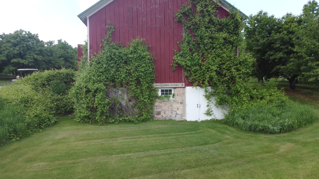 Luftfoto af en rød lade.