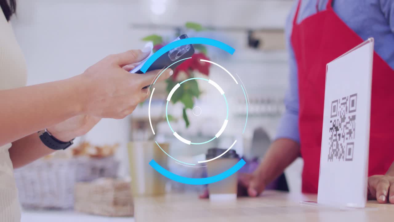 Animazione di scansione mirata su un commesso multietnico e un cliente che paga con smartphone.