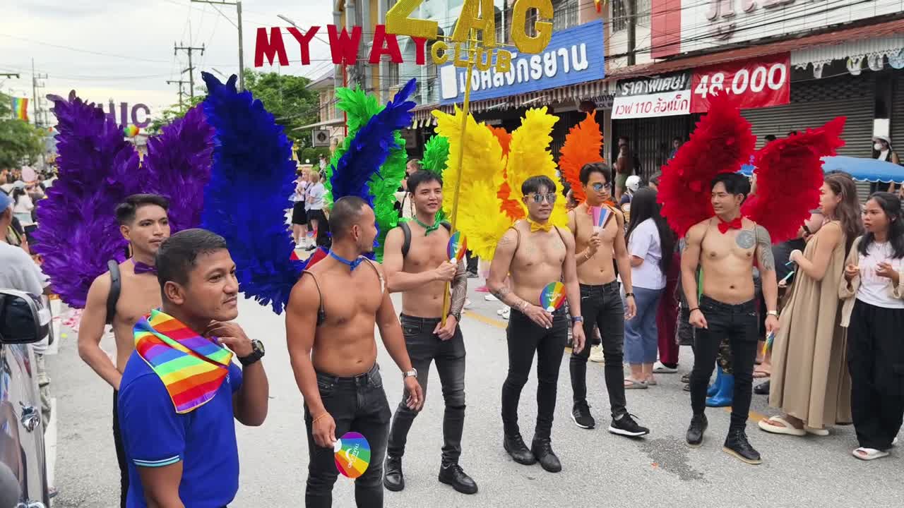 el desfile del orgullo lgbtq+ en tailandia