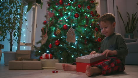 Un-Niño-Feliz-Y-Sonriente-Abre-Su-Regalo-De-Navidad-De-Papá-Noel.-Niño-Abriendo-Regalo-De-Navidad-En-Casa.-Imágenes-4k-De-Alta-Calidad