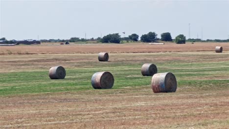 Heuballen-Mit-Amerikanischer-Flaggenverpackung-Warten-Darauf,-An-Lokale-Viehzüchter-In-Texas-Geliefert-Zu-Werden