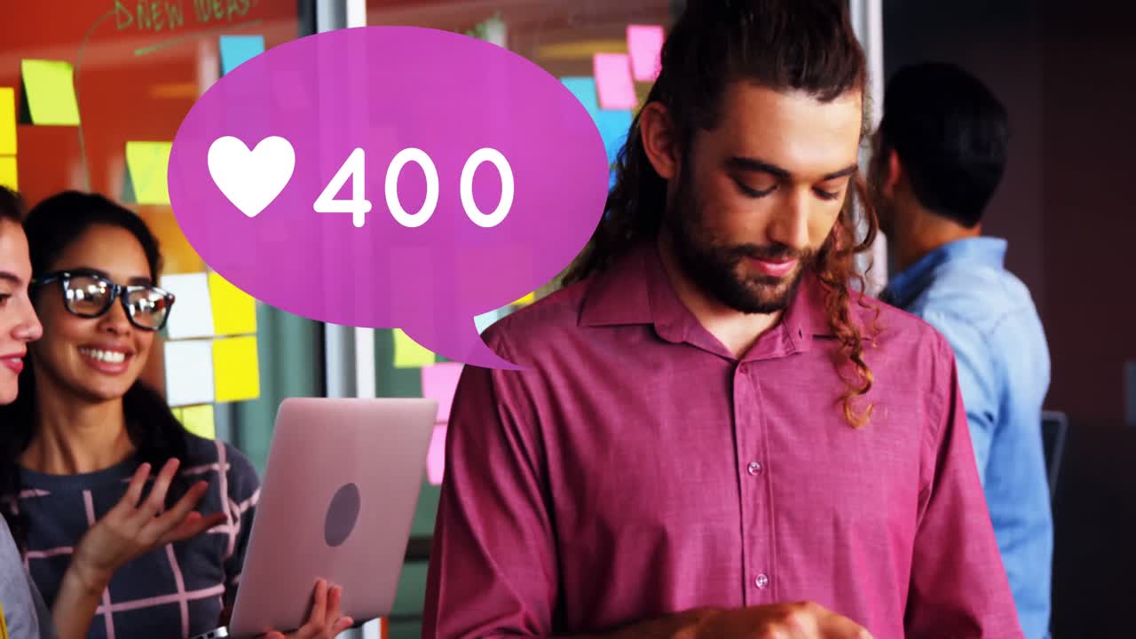 hombre comprobando su teléfono para gustos 4k