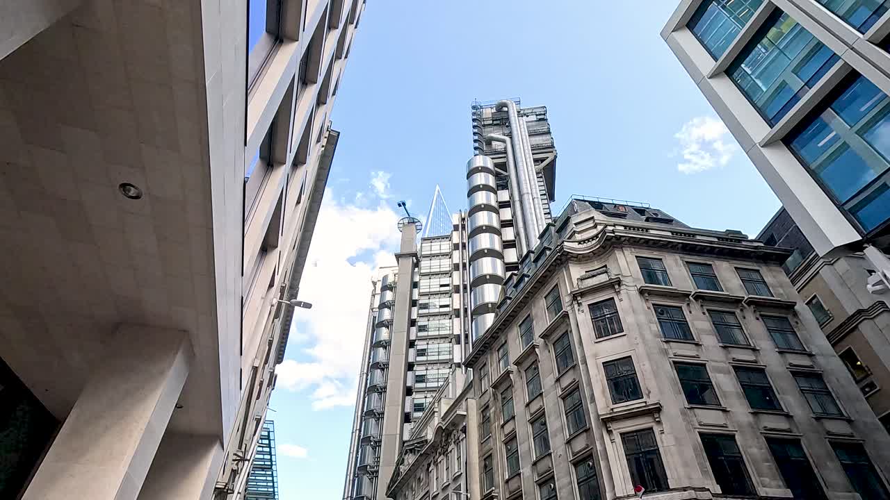 런던의 도시 풍경에서 대조적인 건축물