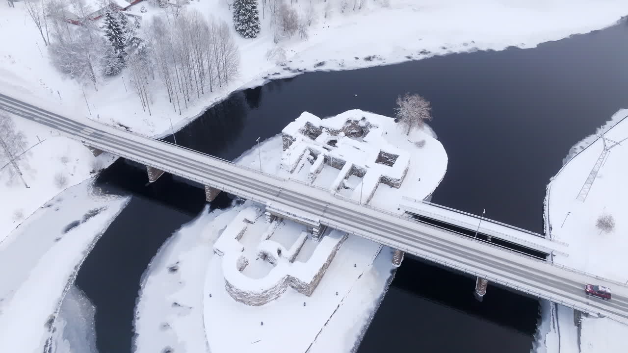 핀란드의 겨울 날, 구름이 가득한 카자니 성을 향해 기울어진 공중 사진