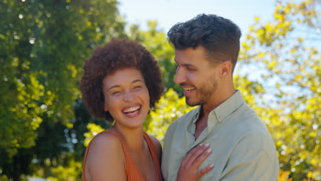 Retrato-De-Una-Amorosa-Pareja-Multirracial-Parada-Al-Aire-Libre-En-Un-Parque-O-Campo