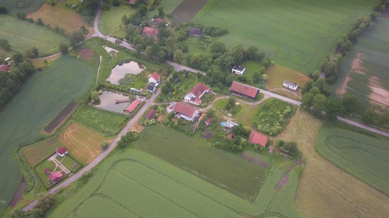 흐린 날에 시골 공중 촬영