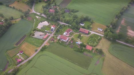 Toma-Aérea-Del-Campo-En-Un-Día-Nublado