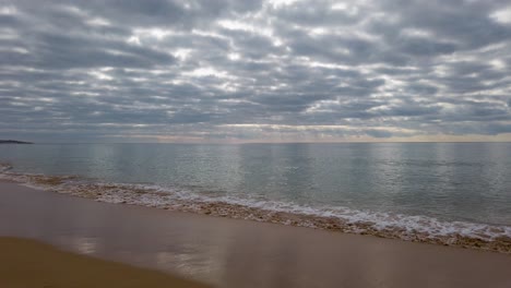 vista panorámica de las olas del océano atlántico bajo un cielo nublado