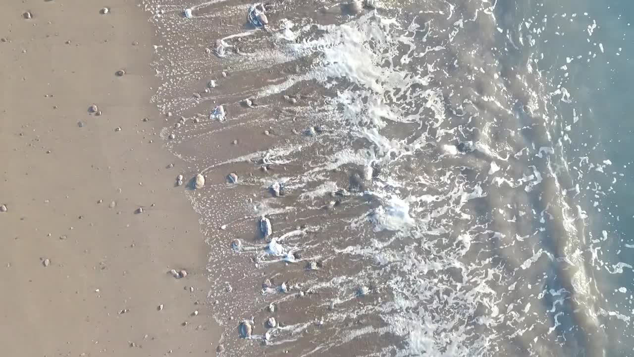 파도가 아래로 충돌하고 위로 데본 영국