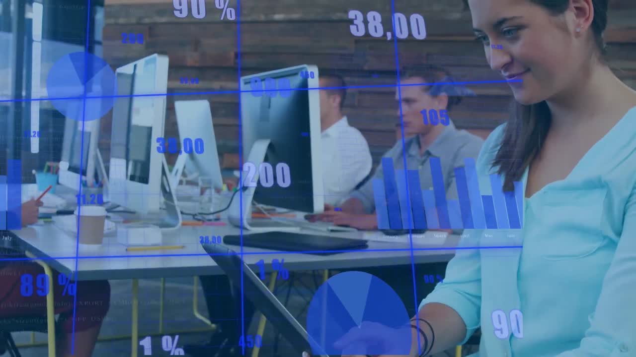 animación de números procesamiento de datos sobre personas de negocios que utilizan dispositivos electrónicos