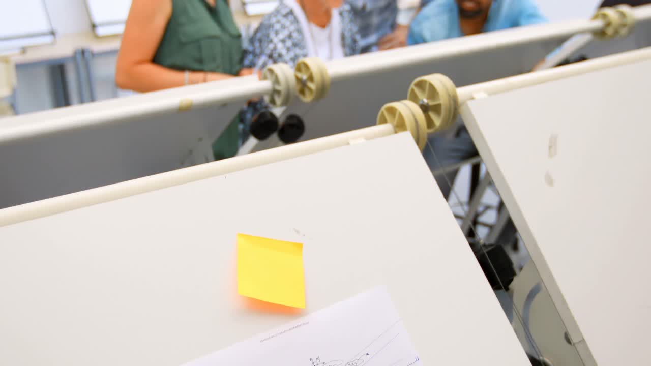 설계 테이블 4k에 대해 논의하는 아키텍처