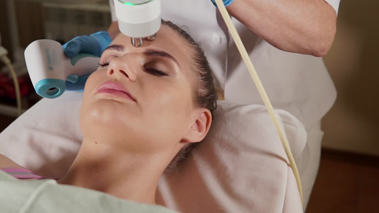 스파 에서 얼굴 치료 를 받는 여자