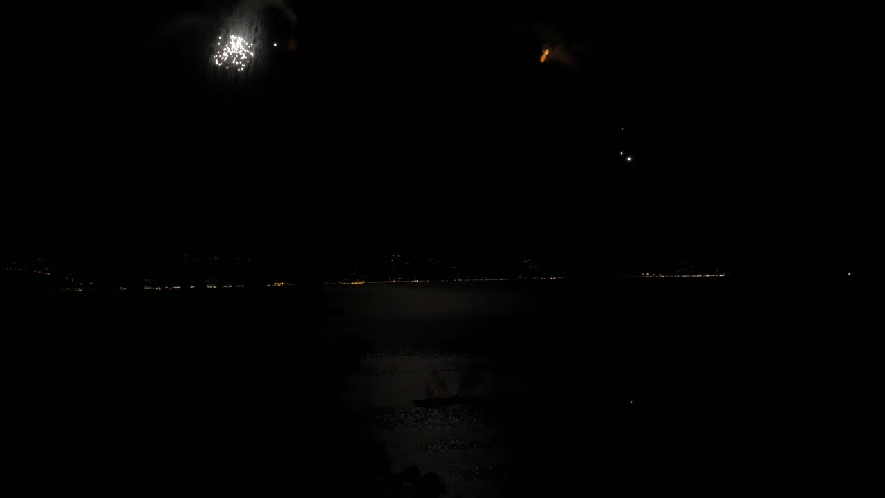 enorme spettacolo pirotecnico sul mare