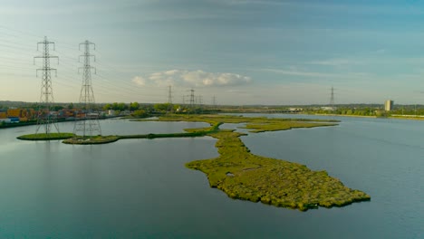 Vista-Aérea-De-Torres-De-Transmisión-De-Alto-Voltaje-A-Lo-Largo-Del-Paisaje-De-Southampton-En-Inglaterra