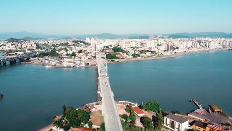 Una-Vista-Panorámica-Desde-Un-Dron-Que-Captura-La-Majestuosa-Belleza-Del-Puente-Hercílio-Luz-En-Florianópolis,-Un-Hito-Icónico-Con-El-Telón-De-Fondo-Costero.