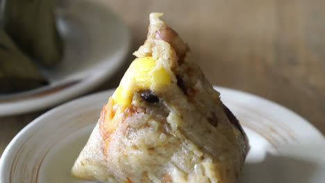 zongzi ou boulette de riz gluant - style de cuisine chinoise