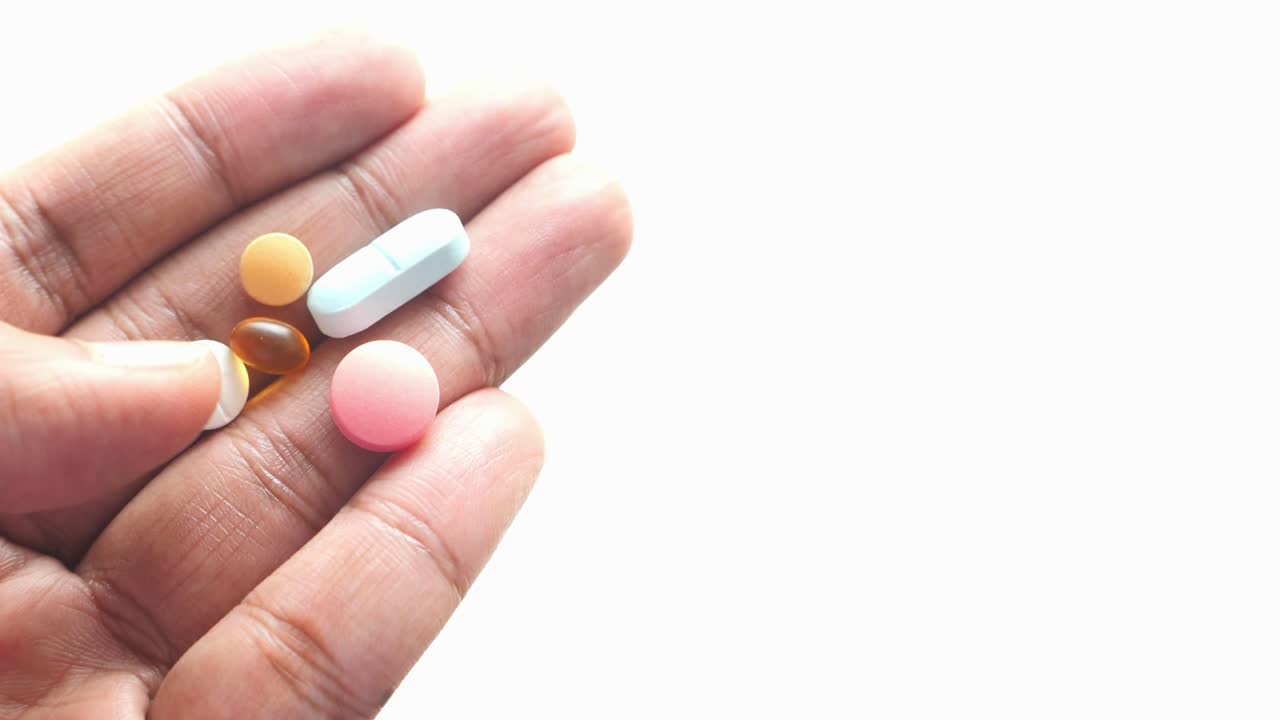 un puñado de pastillas variadas