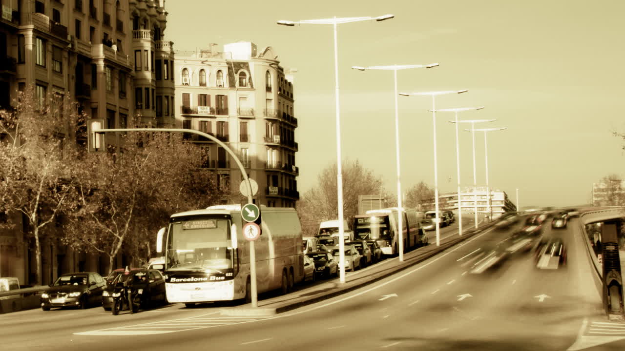 바르셀로나 교통 거리 장면과 기울기 이동 효과