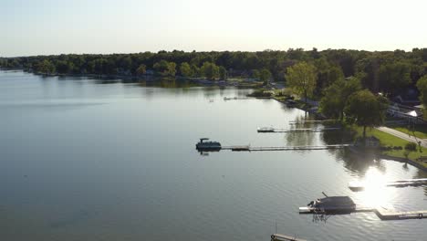 Toma-De-Drones-De-Un-Lago-Con-Botes-Y-Muelles-En-La-Tarde