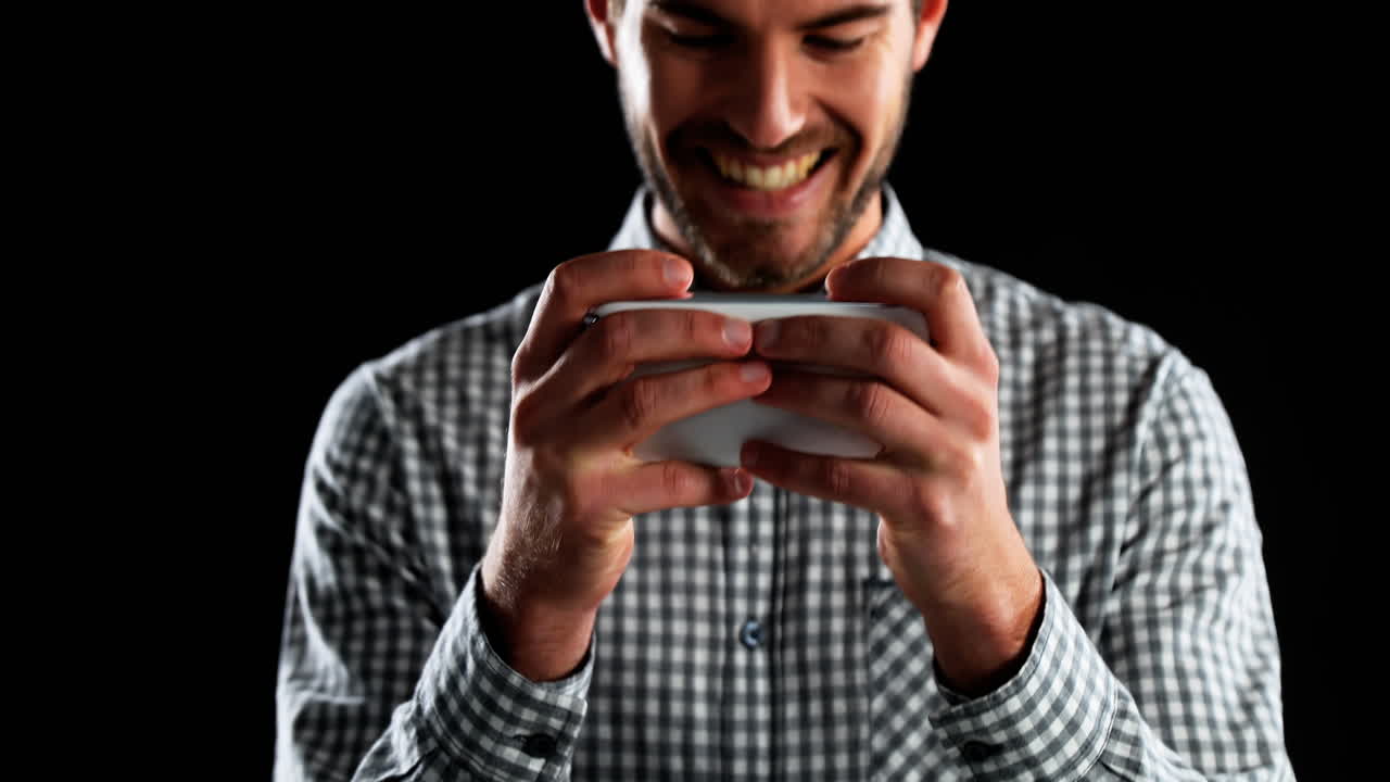 hombre sonriente usando teléfono móvil 4k