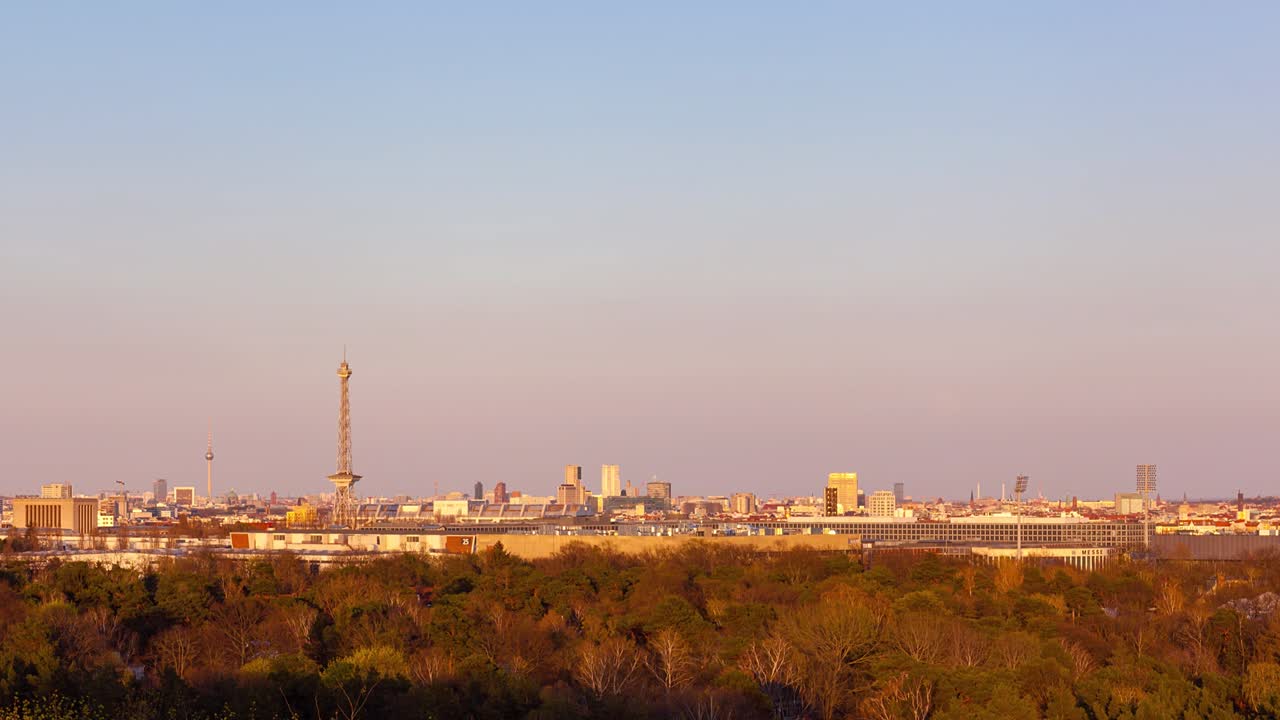 베를린 시내 풍경과 보름달이 뜨는 시간, 베를린, 독일