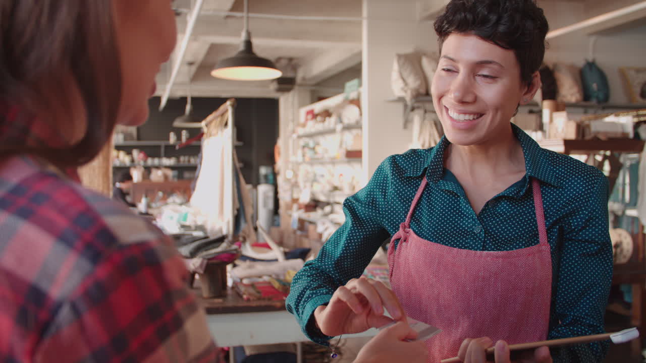 cliente que usa un lector de tarjetas en una tableta digital tomada en r3d