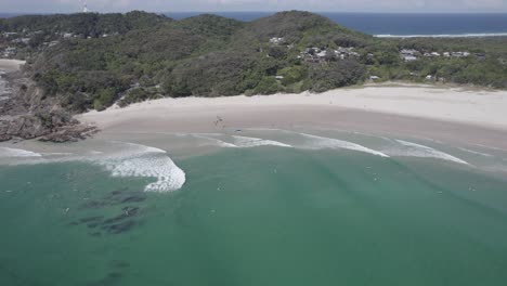 Playa-Clarkes-Con-Arena-Blanca-Y-Océano-Turquesa-En-Nueva-Gales-Del-Sur,-Australia---Toma-Aérea