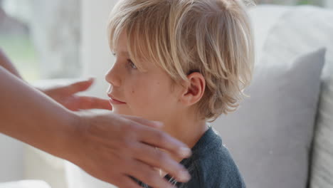 Großmutter-Küsst-Den-Kleinen-Jungen-Sanft-Auf-Die-Stirn-Und-Zeigt-Ihre-Liebe-Zu-Ihrem-Enkel.-Stolze-Oma-Empfindet-Liebe-Zu-Ihrem-Enkelkind.-4k