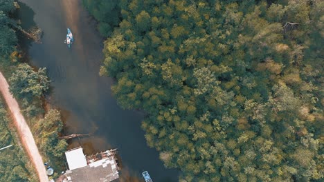 Vista-Aérea-Del-Río-Sereno-En-El-Bosque-De-Manglares