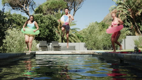 Diversos-Amigos-Disfrutan-De-Un-Día-Soleado-En-Una-Piscina-Al-Aire-Libre,-Con-Espacio-Para-Copiar