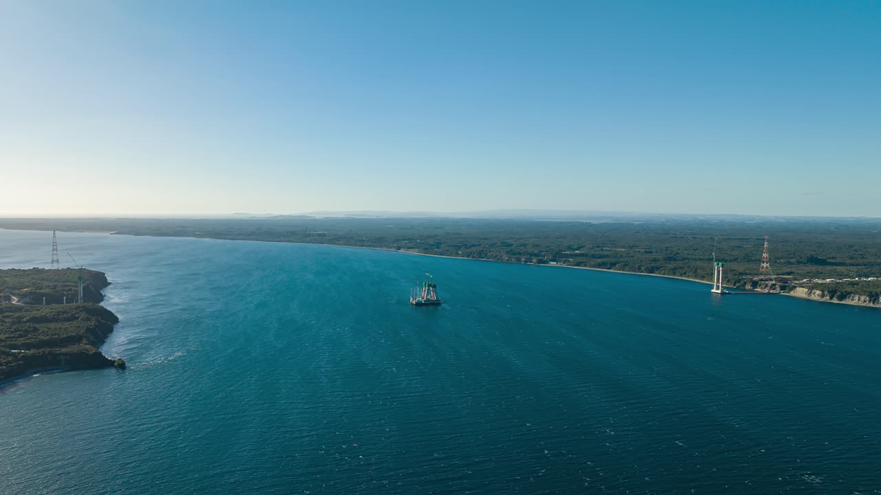 hiperlapso aéreo del canal chacao con los pilares en construcción del futuro puente que cruzará el canal chacao