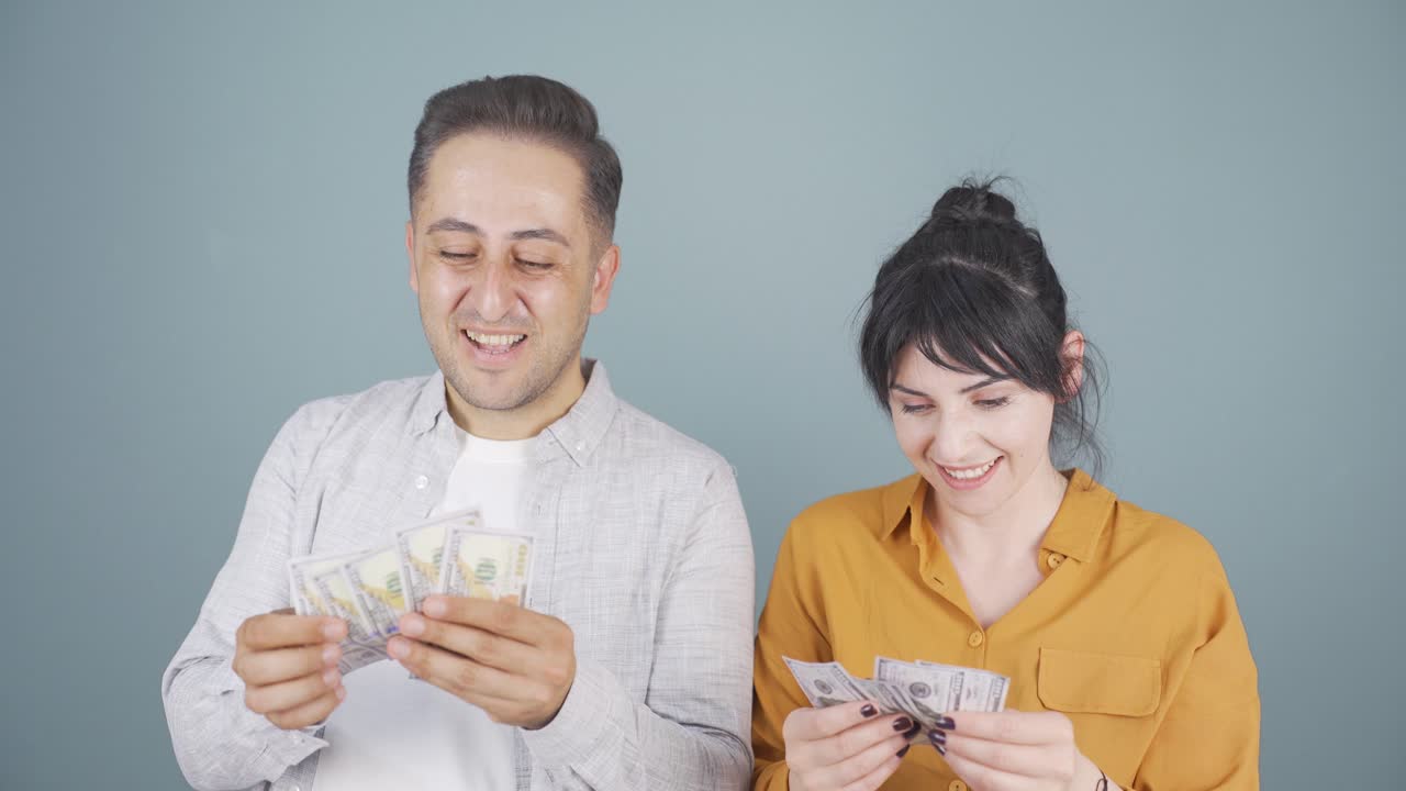 돈을 세는 커플.