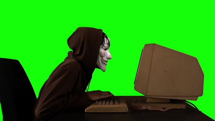 Vista laterale di un hacker mascherato che accede a un server di dati