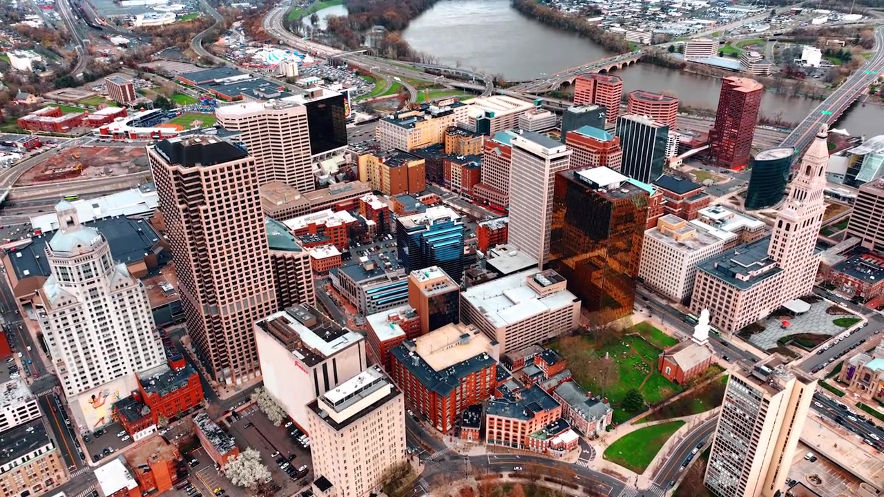 Edifícios modernos de grande altura no centro de Hartford, Connecticut, EUA. Drone subindo do belo cenário