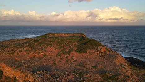 Paisaje-Marino-Al-Atardecer-Desde-La-Isla-Cook---Reserva-Acuática-En-Fingal-Head,-Nueva-Gales-Del-Sur,-Australia