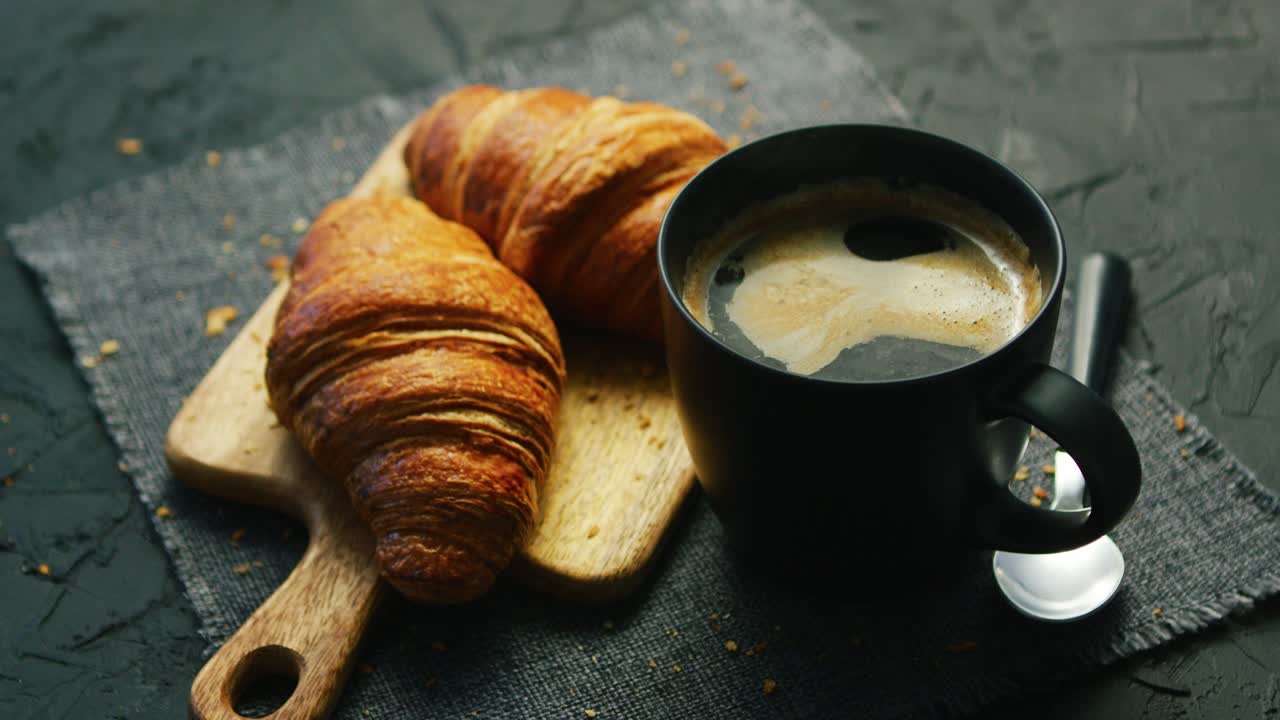 croissants y taza de café