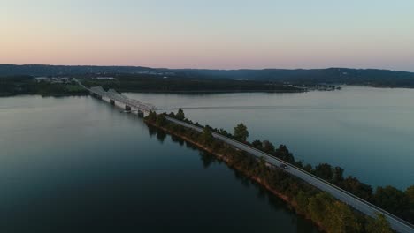 Vista-Aérea-De-Un-Puente-En-Table-Rock-Lake-En-Missouri-Con-Un-Barco-Que-Viaja-Bajo-El-Puente