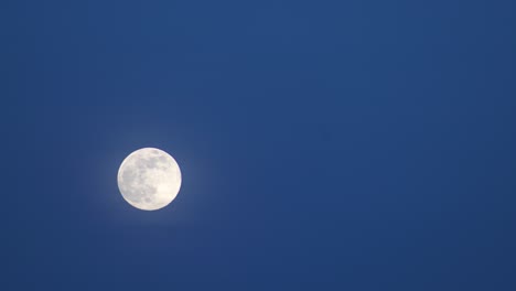 Luna-Llena-Moviéndose-Sobre-El-Cielo-Despejado-De-La-Noche