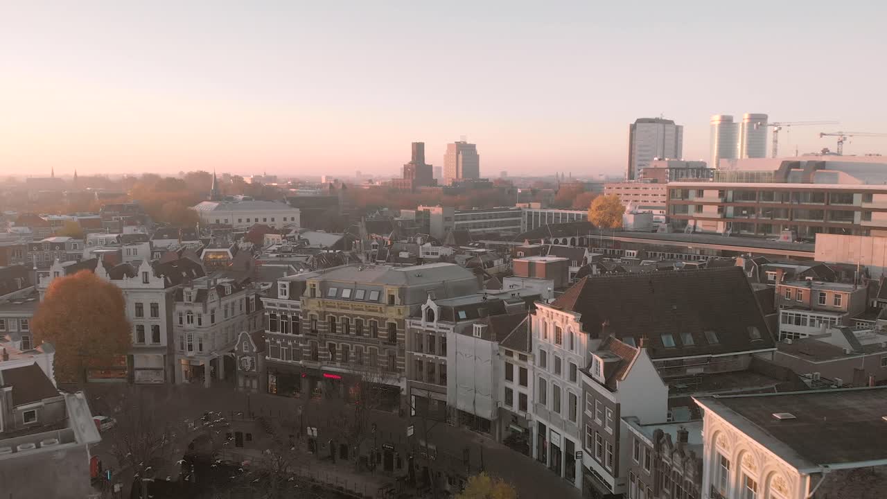 네덜란드 위트레흐트의 유서 깊은 도심 위로 천천히 이동하면서 아래에 있는 운하와 부두 거리를 보여줍니다.