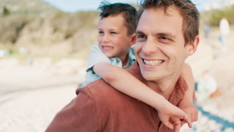 playa, familia feliz y padre niño a cuestas