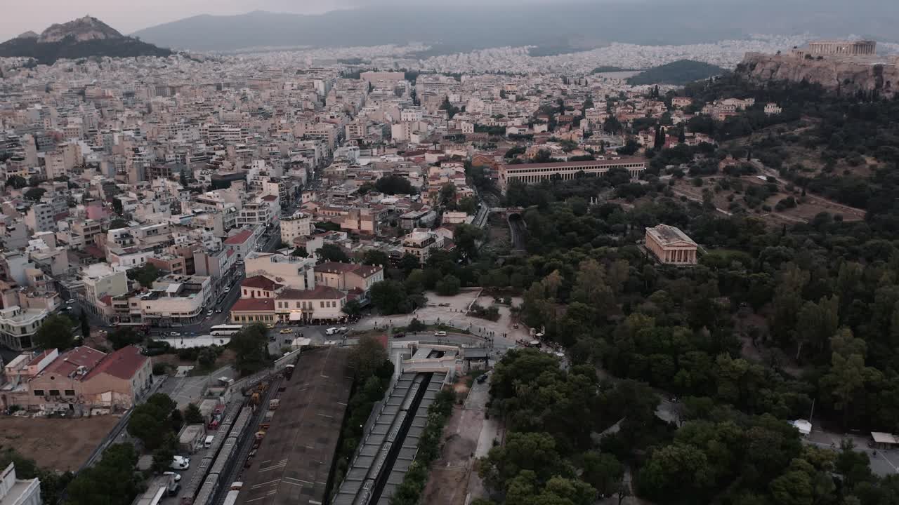 vista aérea del paisaje urbano de atenas, grecia durante el día - toma aérea de drones