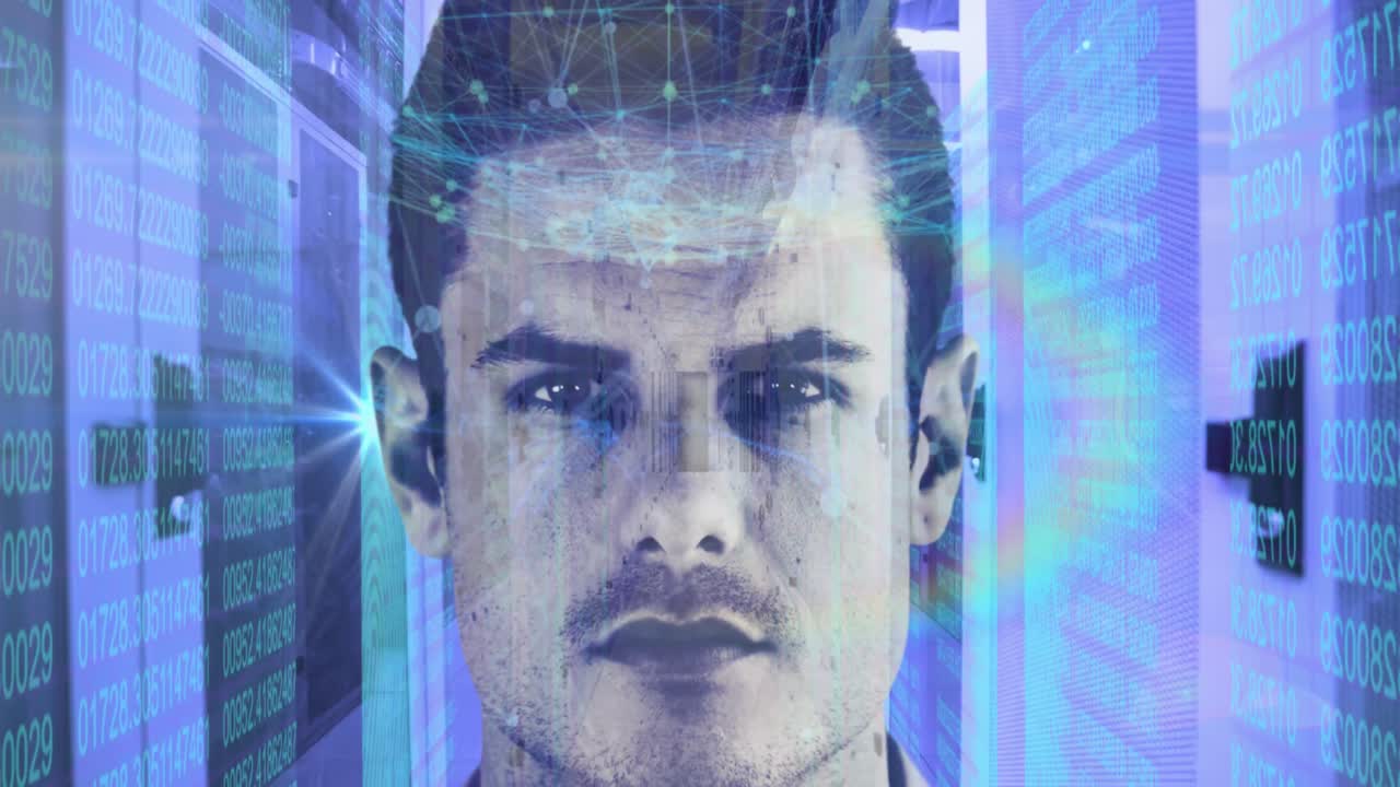 retrato de un hombre con servidores informáticos en la sala de tecnología