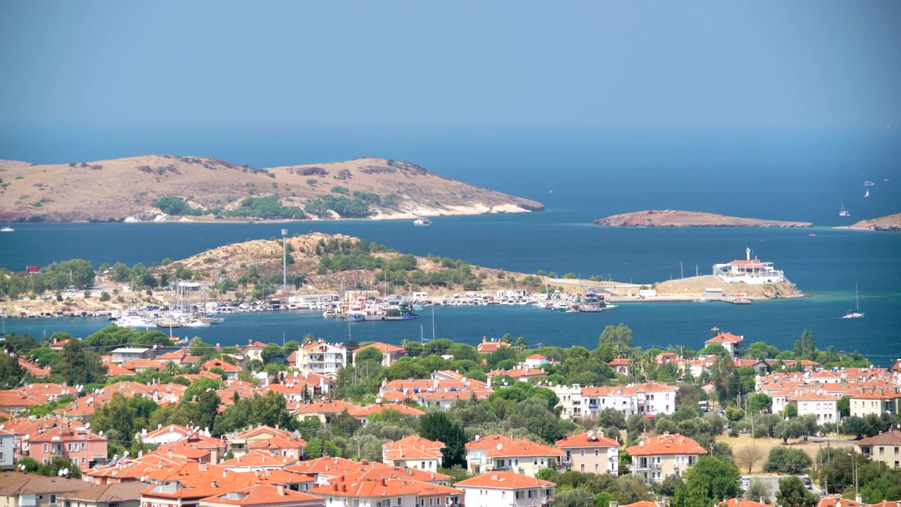 Liman ve Adaları Olan Sahil Kasabasının Kuşbakışı Görünümü