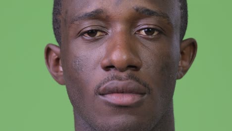 disparo en la cabeza de un joven africano contra un fondo verde