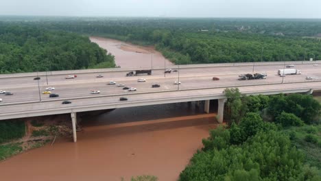 Antena-De-Automóviles-En-59-Sur-Como-El-Paso-Sobre-El-Río-Brazos-En-Sugarland,-Texas