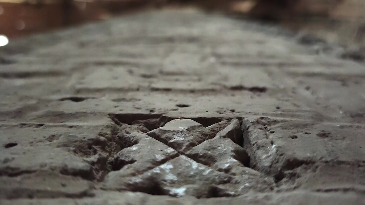 Primo piano di intricati intagli in pietra su un'antica struttura architettonica